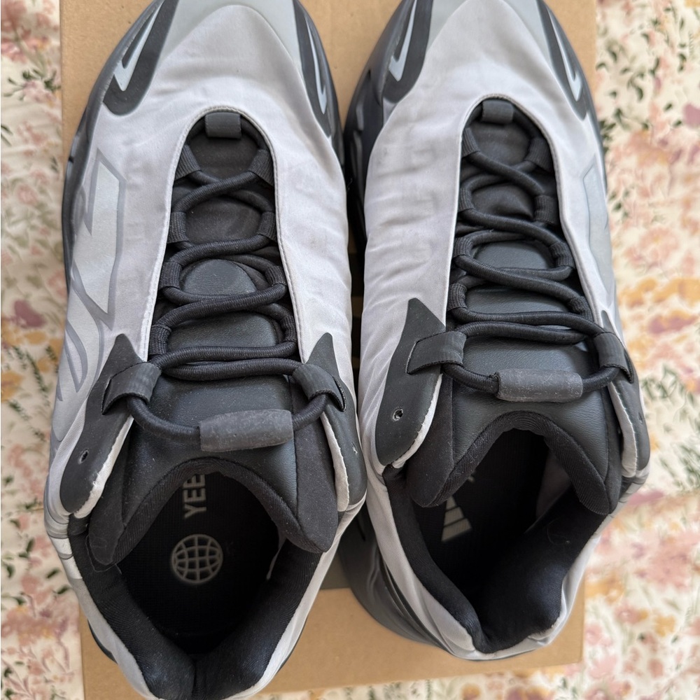 Yeezy 700 - Picture 2 of 7